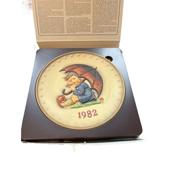 M.J. Hummel Goebel Annual Plate 1982 Bas-Relief Twelfth Edition Collectible - Picture 1 of 10